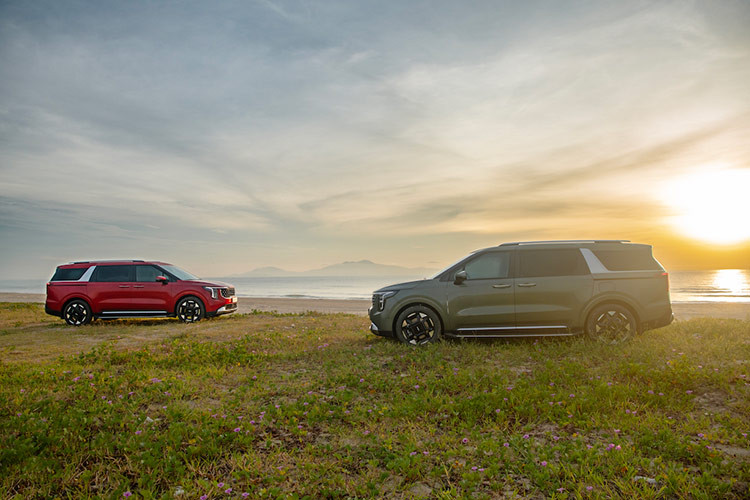 Lấy cảm hứng từ thành tố “Modern Boldness – Mạnh mẽ và hiện đại”, Kia Carnival facelift ứng dụng các hình khối góc cạnh và các đường nét táo bạo, thể thao. Chỉ là phiên bản nâng cấp giữa vòng đời, Kia Carnival 2024 tại Việt Nam có kiểu dáng tổng thể và nền tảng khung gầm giữ nguyên như trước.