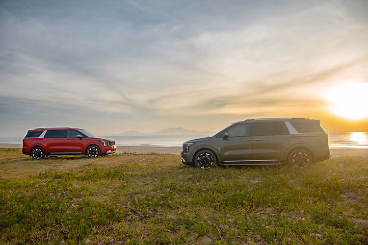 Lấy cảm hứng từ thành tố “Modern Boldness – Mạnh mẽ và hiện đại”, Kia Carnival facelift ứng dụng các hình khối góc cạnh và các đường nét táo bạo, thể thao. Chỉ là phiên bản nâng cấp giữa vòng đời, Kia Carnival 2024 tại Việt Nam có kiểu dáng tổng thể và nền tảng khung gầm giữ nguyên như trước.