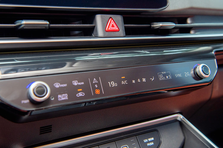 Kia Carnival 2024 có các cấu hình ghế 7 chỗ và 8 chỗ. Cấu hình 7 chỗ có hai ghế thương gia ở giữa với độ ngả sâu, tích hợp làm mát, sưởi ấm và chế độ thư giãn.