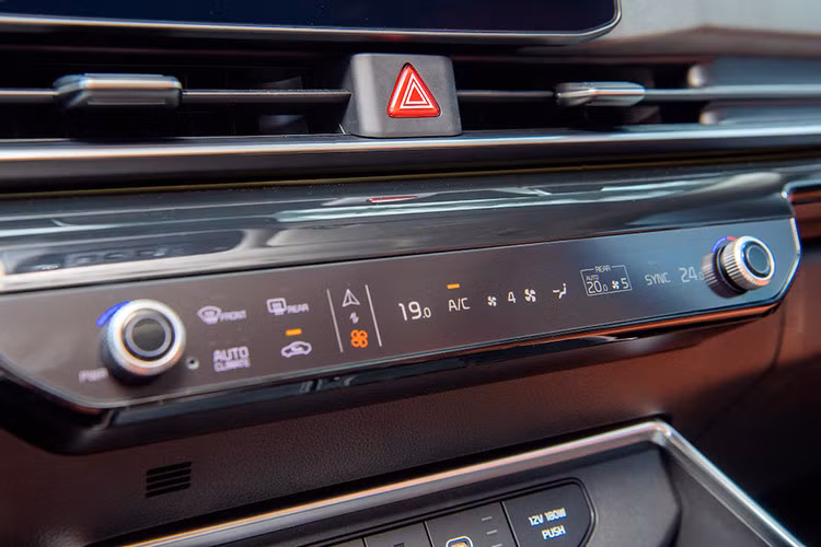 Kia Carnival 2024 có các cấu hình ghế 7 chỗ và 8 chỗ. Cấu hình 7 chỗ có hai ghế thương gia ở giữa với độ ngả sâu, tích hợp làm mát, sưởi ấm và chế độ thư giãn.