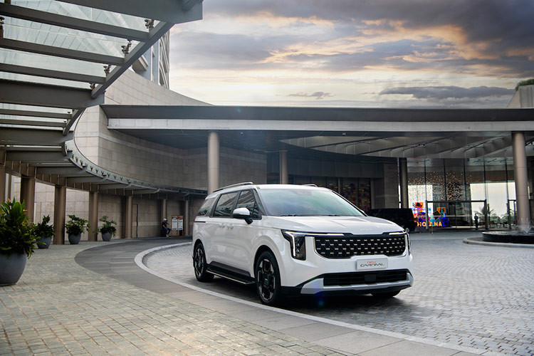 Mẫu xe minivan Kia Carnival 2024 mới mang tính nhận diện cao với thiết kế mới về hệ thống đèn LED trước và sau, lấy cảm hứng từ hình tượng các chòm sao “Star-map”. Đây là DNA đặc trưng của các mẫu xe thế hệ mới của Kia bên cạnh “Mũi hổ - Tiger nose”, được thiết kế đồng điệu và tương phản về màu sắc.