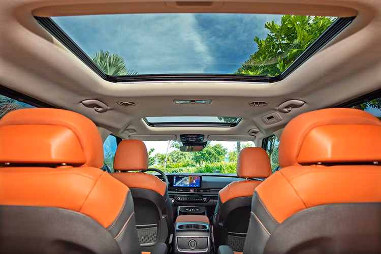 Về vận hành, Kia Carnival 2024 không còn máy xăng, chỉ còn động cơ diesel 2.2L. Cỗ máy này cho công suất 199 mã lực và mô-men xoắn 440Nm. Xe trang bị hộp số tự động 8 cấp và hệ dẫn động cầu trước. 