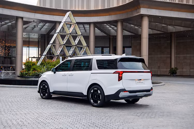 Mặt sau được thiết kế mở rộng theo phương ngang bề thế, tạo sự ổn định và vững chắc cho mẫu xe. Cụm đèn hậu LED Star-map kết hợp với ốp cản lớn góc cạnh, thể thao tạo hiệu ứng thị giác khi nhìn ban đêm. Với chiều dài tổng thể lên đến 5.155mm và chiều dài cơ sở lên đến 3.090mm, chiều rộng 2.010mm.