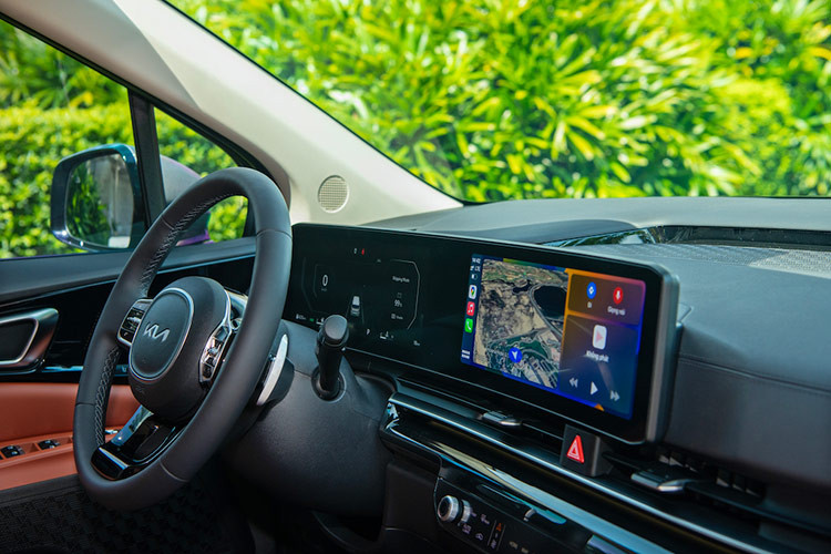 Một số tiện nghi khác trên xe có thể kể đến như ghế trước bọc da, chỉnh điện 12 hướng kèm nhớ hai vị trí; ghế phụ chỉnh 6 hướng, tích hợp sưởi và làm mát. Hệ thống điều hòa hai vùng độc lập, đèn viền nội thất 64 màu.