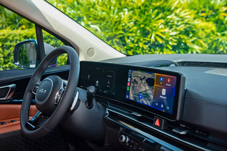 Một số tiện nghi khác trên xe có thể kể đến như ghế trước bọc da, chỉnh điện 12 hướng kèm nhớ hai vị trí; ghế phụ chỉnh 6 hướng, tích hợp sưởi và làm mát. Hệ thống điều hòa hai vùng độc lập, đèn viền nội thất 64 màu.