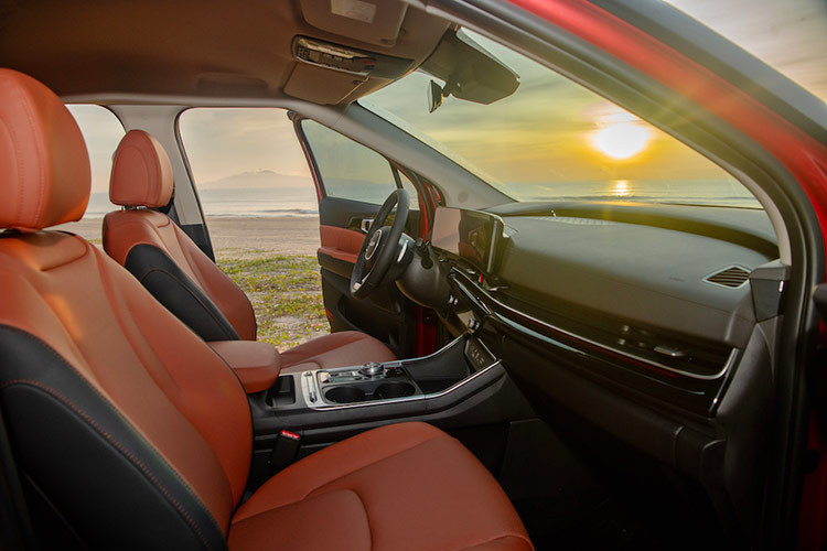 Cấu hình 8 chỗ ngồi có hàng ghế thứ hai có thể trượt tới/lui để tạo lối đi hoặc xoay 180 độ để kết hợp với hàng ghế 3 tạo thành không gian trao đổi của các thành viên trên xe. Ghế trung tâm của mẫu xe này có thể gập thành bệ tỳ tay hoặc tháo rời để tạo lối đi. Hàng ghế thứ 3 của Kia Carnival 2024 có thể ngả đến 120 độ.