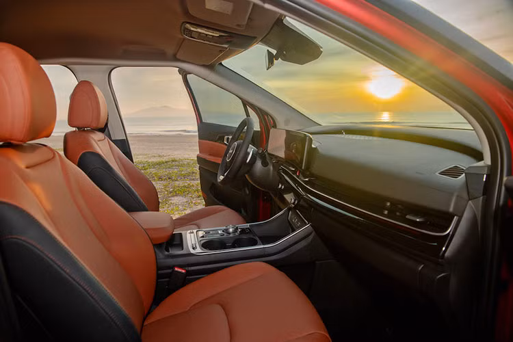 Cấu hình 8 chỗ ngồi có hàng ghế thứ hai có thể trượt tới/lui để tạo lối đi hoặc xoay 180 độ để kết hợp với hàng ghế 3 tạo thành không gian trao đổi của các thành viên trên xe. Ghế trung tâm của mẫu xe này có thể gập thành bệ tỳ tay hoặc tháo rời để tạo lối đi. Hàng ghế thứ 3 của Kia Carnival 2024 có thể ngả đến 120 độ.