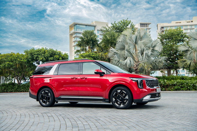 Với tất cả 4 phiên bản, Carnival facelift đáp ứng đa dạng nhu cầu của khách hàng. Mức giá xe Kia Carnival 2024 tại thị trường Việt Nam cụ thể như sau: Phiên bản 2.2D Luxury 8 ghế: 1,299 tỷ đồng. Phiên bản 2.2D Premium 8 ghế: 1,479 tỷ đồng. Phiên bản 2.2D Premium 7 ghế: 1,519 tỷ đồng. Phiên bản 2.2D Signature: 1,589 tỷ đồng.