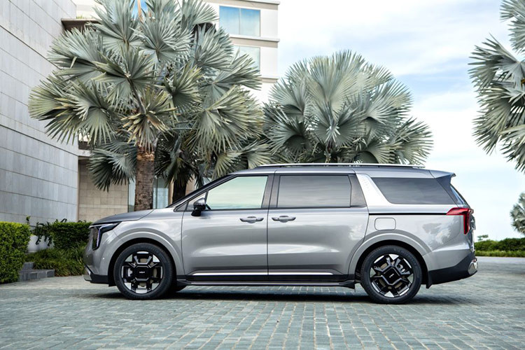 Mặt ca-lăng đan xen họa tiết lục giác mạ Chrome cao cấp kết hợp đèn định vị ban ngày và cụm đèn trước LED Projector thiết kế mới đặt dọc phân tầng. Thân xe nổi bật với các đường gân dập nổi xuyên suốt, kết hợp cùng ốp trụ C mạ Chrome với họa tiết 3D độc đáo. Mâm xe 19inch thể thao theo xu hướng tương lai tương tự các dòng SUV điện nhà Kia.