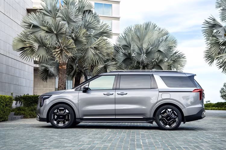 Mặt ca-lăng đan xen họa tiết lục giác mạ Chrome cao cấp kết hợp đèn định vị ban ngày và cụm đèn trước LED Projector thiết kế mới đặt dọc phân tầng. Thân xe nổi bật với các đường gân dập nổi xuyên suốt, kết hợp cùng ốp trụ C mạ Chrome với họa tiết 3D độc đáo. Mâm xe 19inch thể thao theo xu hướng tương lai tương tự các dòng SUV điện nhà Kia.