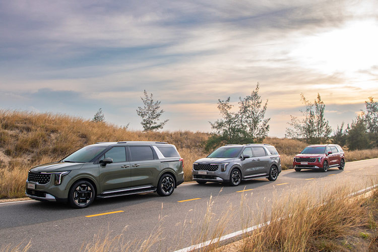 Tiếp nối thành công của Kia Carnival facelift trên toàn cầu, Thaco đã chính thức giới thiệu Kia Carnival facelift 2024 mới tại Việt Nam, mẫu minivan với ngôn ngữ thiết kế “Opposites United” đậm chất SUV, được nâng cấp toàn diện - mẫu xe hội tụ những ưu điểm vượt trội của mẫu xe SUV on-road cỡ lớn.