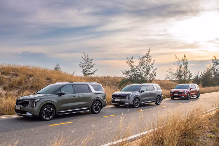 Tiếp nối thành công của Kia Carnival facelift trên toàn cầu, Thaco đã chính thức giới thiệu Kia Carnival facelift 2024 mới tại Việt Nam, mẫu minivan với ngôn ngữ thiết kế “Opposites United” đậm chất SUV, được nâng cấp toàn diện - mẫu xe hội tụ những ưu điểm vượt trội của mẫu xe SUV on-road cỡ lớn.