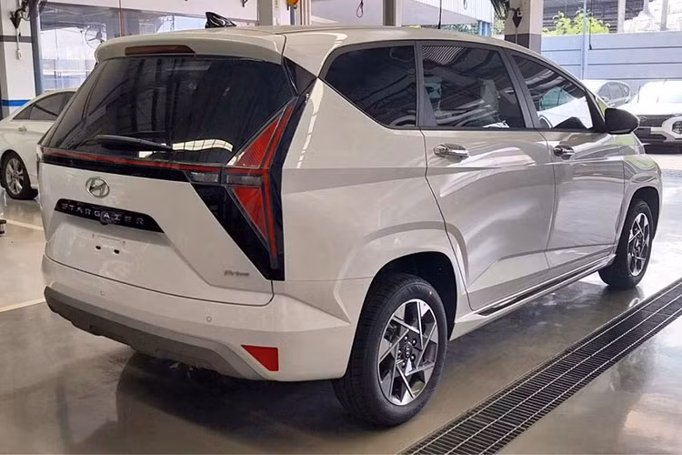 Trong đó, Hyundai Stargazer 2024 bản Essential là bản trang bị hoàn toàn mới của mẫu MPV này. Tuy nhiên, những nâng cấp dành cho bản Prime cao cấp nhất có lẽ thu hút sự chú ý hơn cả. So với phiên bản cũ, Stargazer Prime 2024 có những thay đổi được người tiêu dùng mong chờ từ lâu, đó là phanh đĩa trên bánh sau, phanh tay điện tử và tính năng tự động giữ phanh tạm thời Auto Hold.