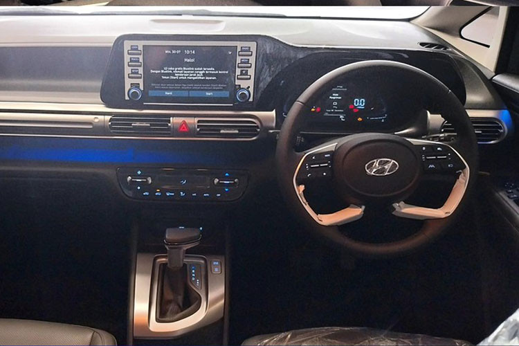 Bên trong xe, bản Prime 2024 cũng có những thay đổi giống 3 bản còn lại, đó là ốp đen bóng bao quanh màn hình cảm ứng trung tâm. Trước đây, ốp này được sơn màu xám trông rẻ tiền và kém nổi bật hơn. Khu vực chứa các nút chỉnh ở hai bên màn hình được chuyển từ màu đen thông thường sang đen bóng. Ngay cả ốp bao quanh các nút chỉnh điều hòa bên dưới cũng được áp dụng thay đổi tương tự.