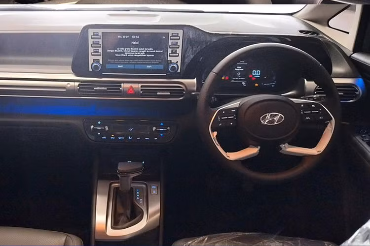 Bên trong xe, bản Prime 2024 cũng có những thay đổi giống 3 bản còn lại, đó là ốp đen bóng bao quanh màn hình cảm ứng trung tâm. Trước đây, ốp này được sơn màu xám trông rẻ tiền và kém nổi bật hơn. Khu vực chứa các nút chỉnh ở hai bên màn hình được chuyển từ màu đen thông thường sang đen bóng. Ngay cả ốp bao quanh các nút chỉnh điều hòa bên dưới cũng được áp dụng thay đổi tương tự.