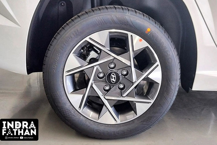 Trước đó, mẫu MPV này từng bị khách hàng Indonesia chê bai vì chỉ dùng phanh tang trống sau và phanh tay chỉnh cơ. Tuy nhiên, những nâng cấp này chỉ dành cho bản Prime đắt nhất. Ngoài ra, Hyundai Stargazer 2024 bản Prime còn được bổ sung cánh lướt gió bên sườn mới.