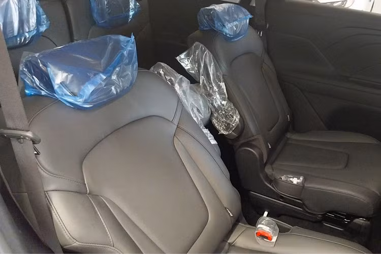 Chưa hết, mẫu xe MPV Hyundai Stargazer Prime 2024 còn có trang bị an toàn đầy đủ hơn các phiên bản còn lại với 6 túi khí, hệ thống kiểm soát hành trình, camera lùi, hệ thống hỗ trợ khởi hành ngang dốc, cảnh báo áp suất lốp, hỗ trợ giới hạn tốc độ chỉnh tay và cảnh báo còn hành khách trên hàng ghế sau.