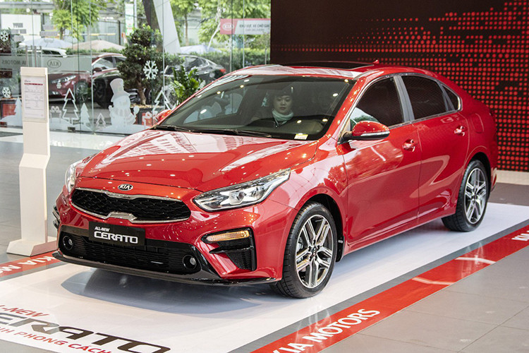 Trong tháng 4/2020, Kia Việt Nam đã bàn giao tới khách hàng 381 xe Cerato, giảm 151 xe so với tháng trước. Cộng dồn 4 tháng đầu năm, đã có 2.037 xe Kia Cerato được bán ra thị trường. Đây cũng là mẫu xe thứ ba mang thương hiệu Kia lọt top xe bán chạy tháng 4/2020. Hiện tại, Kia Việt Nam đang cung cấp cho khách Việt 4 phiên bản Cerato và có giá bán dao động từ 559-675 triệu đồng.