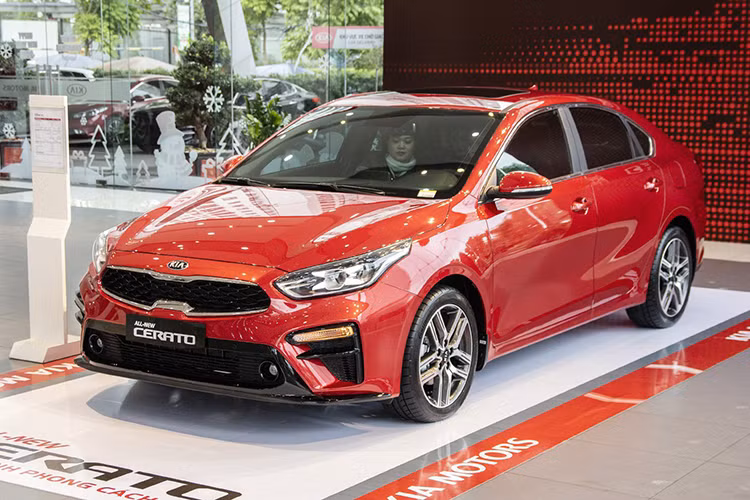 Trong tháng 4/2020, Kia Việt Nam đã bàn giao tới khách hàng 381 xe Cerato, giảm 151 xe so với tháng trước. Cộng dồn 4 tháng đầu năm, đã có 2.037 xe Kia Cerato được bán ra thị trường. Đây cũng là mẫu xe thứ ba mang thương hiệu Kia lọt top xe bán chạy tháng 4/2020. Hiện tại, Kia Việt Nam đang cung cấp cho khách Việt 4 phiên bản Cerato và có giá bán dao động từ 559-675 triệu đồng.