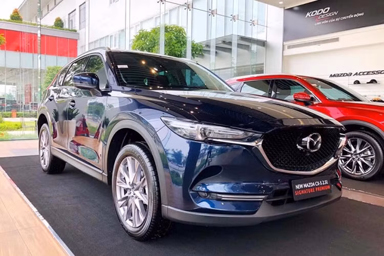 Trong khi lượng tiêu thụ của các mẫu xe khác giảm mạnh do thị trường ôtô biến động bởi Covid-19 thì Mazda CX-5 gây bất ngờ khi doanh số tăng so với tháng trước. Trong tháng 4/2020, đã có 459 xe CX-5 bán ra thị trường, tăng 178 xe so với tháng trước và cộng dồn 4 tháng đầu năm đạt 1.537 xe bán ra. Hiện tại, Thaco đang cung cấp tới thị trường Việt 6 phiên bản CX-5 và có giá bán dao động từ 899 triệu đồng đến 1,149 tỷ đồng.