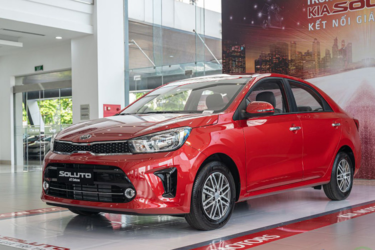 Sau nhiều tháng vắng bóng, Kia Soluto bất ngờ lọt top 10 xe bán chạy nhất thị trường trong tháng. Doanh số bán xe Soluto trong tháng 4/2020 đạt 401 xe, giảm nhẹ 115 xe so với tháng trước và cộng dồn 4 tháng đầu năm đạt 2.040 xe bán ra. Cuối tháng 3 vừa qua, với việc bổ sung phiên bản Kia Soluto Luxury, mẫu xe này hiện đang được bán tại thị trường với tổng cộng 4 phiên bản và có giá niêm yết từ 399-499 triệu đồng.