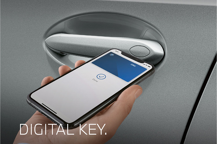 Chu xe BMW 3 Series co the mo va khoa cua xe tu xa-Hinh-5