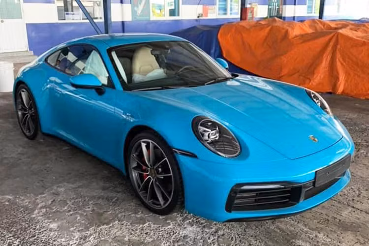 Vào giữa tháng 7/2019 vừa qua, lô hàng xe thể thao Porsche 911 Carrera S 2020 mới đầu tiên tại Việt Nam đã cập cảng VICT, TP HCM. Hai tháng sau đó, những chiếc Porsche 911 Carrera S 2020 đã được bàn giao cho các khách hàng đặt mua trước đó. Đáng chú ý, chiếc Porsche 911 Carrera S 2020 mang màu sơn Miami Blue đã về đội Nha Trang, Khánh Hoà.