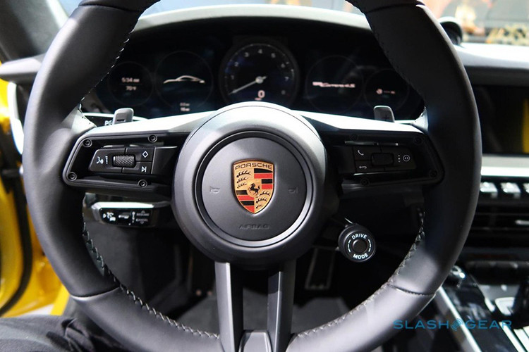 Porsche 911 Carrera S 2020 mới về Việt Nam cũng được nâng cấp động cơ 6 xi-lanh, dung tích 3.0 lít, tăng áp kép, sản sinh công suất tối đa 385 mã lực, tăng 15 mã lực so với thế hệ cũ. Porsche 911 Carrera S 2020 giờ đây chỉ mất thời gian 3,7 giây để có thể tăng tốc từ vị trí xuất phát lên 100 km/h trước khi đạt vận tốc tối đa 308 km/h, đi kèm hộp số sàn 7 cấp là trang bị tiêu chuẩn hoặc 8 cấp và hệ dẫn động 4 bánh.