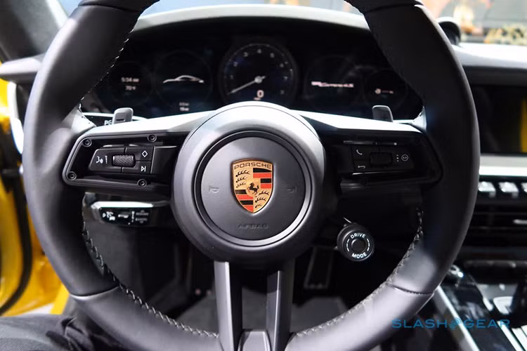 Porsche 911 Carrera S 2020 mới về Việt Nam cũng được nâng cấp động cơ 6 xi-lanh, dung tích 3.0 lít, tăng áp kép, sản sinh công suất tối đa 385 mã lực, tăng 15 mã lực so với thế hệ cũ. Porsche 911 Carrera S 2020 giờ đây chỉ mất thời gian 3,7 giây để có thể tăng tốc từ vị trí xuất phát lên 100 km/h trước khi đạt vận tốc tối đa 308 km/h, đi kèm hộp số sàn 7 cấp là trang bị tiêu chuẩn hoặc 8 cấp và hệ dẫn động 4 bánh.