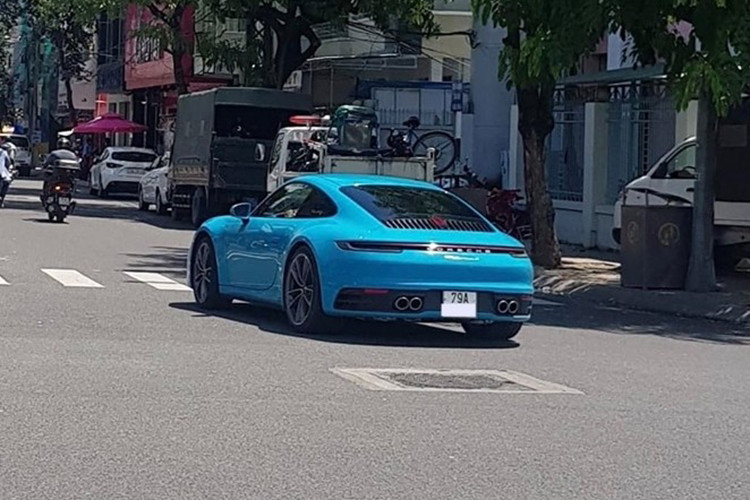 Điểm thú vị trên Porsche 911 thế hệ thứ 8 chính là việc được tích hợp thêm một chế độ lái mới mang tên “Wet Mode”. Ở thế hệ mới này, trên bánh xe của chiếc 911 đã được trang bị một cảm biến nhận dạng mặt đường ướt sau đó tính toán cho hệ thống điều khiển ổn định thân xe.