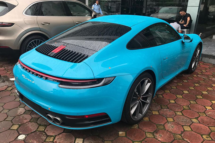 Kiểu dáng thiết kế của Porsche 911 Carrera S 2020 vẫn quen thuộc như thế hệ thứ 7. Điểm khác biệt chỉ đến từ đèn pha LED cải tiến mới, cửa hút gió và đèn LED ban ngày tinh chỉnh. Ngoài ra, mui xe của Porsche 911 Carrera S thế hệ thứ 8 mới về Việt Nam theo diện phân phối chính hãng cũng nhận sự cải tiến nhằm giúp cho tính khí động học tốt hơn.