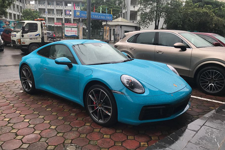 Đây cũng chính là chiếc xe thể thao Porsche 911 Carrera S 2020 mang màu sơn Miami Blue đầu tiên có mặt tại Việt Nam. Trước đó, đã có vài chiếc Porsche 911 mang màu sơn Miami Blue như Porsche 911 Carrera GTS, Porsche 911 GT3 RS đời 2019 và nay là Porsche 911 Carrera S 2020 của một người yêu xe đến từ Nha Trang.