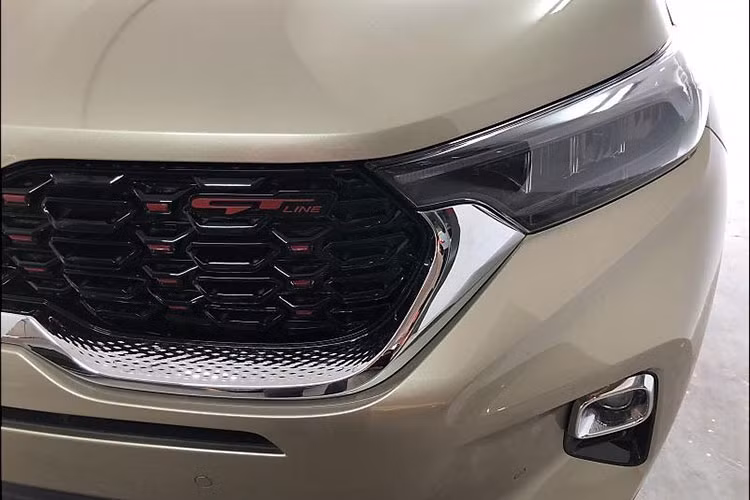 Phần đầu xe Kia Sonet 2021 sử dụng đèn pha LED chia khoang kết hợp dải LED định vị ban ngày ngay phía trên. Trung tâm là lưới tản nhiệt hình mũi hổ quen thuộc và đường crom ở bên dưới dạng vân quả trám tương như Seltos đang bán ở Việt Nam. Vẻ cứng cáp của Kia Sonet 2021 còn được thể hiện ở phần cản trước với phần ốp nhựa bạc và đen đúng chất SUV.