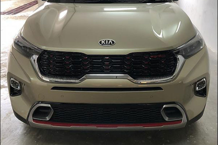 Nguyên nhân là do Kia Sonet hoàn toàn mới cũng là một mẫu SUV đô thị gầm cao, thiết kế cũng có nhiều điểm tương đồng với Kia Seltos – mẫu B-SUV đang “hot” nhất hiện nay và đặc biệt quan trọng là mức giá rẻ, chỉ tầm những mẫu sedan hạng B và khá đa dụng cho nhiều khách hàng khác nhau. 