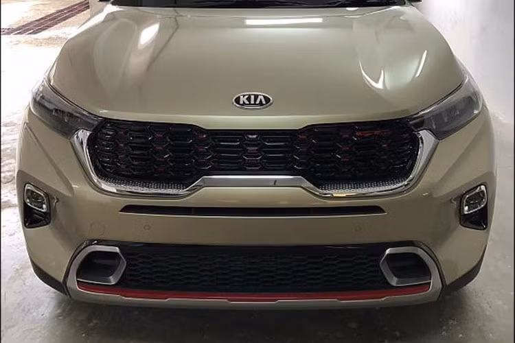 Nguyên nhân là do Kia Sonet hoàn toàn mới cũng là một mẫu SUV đô thị gầm cao, thiết kế cũng có nhiều điểm tương đồng với Kia Seltos – mẫu B-SUV đang “hot” nhất hiện nay và đặc biệt quan trọng là mức giá rẻ, chỉ tầm những mẫu sedan hạng B và khá đa dụng cho nhiều khách hàng khác nhau. 