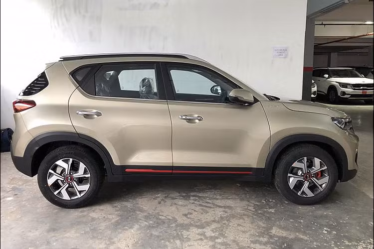 Mức giá xe Kia Sonet 2021 dự kiến vẫn không khác gì thời điểm trước, vào khoảng 500 – 600 triệu đồng. Trong số những mẫu xe mới được đồn thổi ra mắt tại Việt Nam năm nay, Kia Sonet có thể xem là sản phẩm được nhiều người dùng quan tâm nhất.