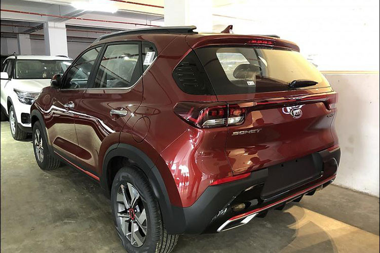 Bên dưới nắp ca-pô, Kia Sonet tại Indonesia được trang bị động cơ xăng, 4 xi-lanh, dung tích 1.5L sản sinh công suất tối đa 115 mã lực và mô-men xoắn cực đại đạt 144 Nm. Trang bị hộp số là loại số sàn 6 cấp hoặc hộp số vô cấp CVT 8 cấp số ảo tùy phiên bản, đi kèm hệ dẫn động 1 cầu.