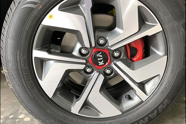 Ở phần đuôi, Kia Sonet 2021 gây ấn tượng mạnh với người dùng bởi thiết kế nam tính gợi nhớ đến "đàn anh" Sportage khá thể thao và năng động, nổi bật nhất phải kể đến cụm đèn hậu LED liền mạch gợi nhớ đến những thiết kế xe sang. Mâm xe Kia Sonet 2021 có thiết kế dạng 5 chấu phay bóng 2 màu với kích thước 15-16 inch tùy từng phiên bản.