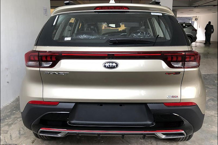 Đến với thị trường quen thuộc với Việt Nam, Kia Sonet có sự thay đổi về kích thước với chiều dài được kéo thêm 125 mm khiến kích thước tổng thể (D x R x C) đạt 4.120 x 1.790 x 1.615 mm cho bản 5 chỗ, bản 7 chỗ có chiều cao lên tới 1.642 mm. Do đó Kia Sonet bán tại Việt Nam rất có thể sẽ là bản 5 chỗ và có kích thước giống như xe ở Indonesia.