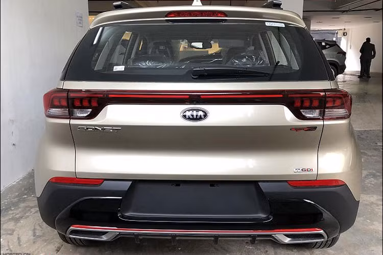 Đến với thị trường quen thuộc với Việt Nam, Kia Sonet có sự thay đổi về kích thước với chiều dài được kéo thêm 125 mm khiến kích thước tổng thể (D x R x C) đạt 4.120 x 1.790 x 1.615 mm cho bản 5 chỗ, bản 7 chỗ có chiều cao lên tới 1.642 mm. Do đó Kia Sonet bán tại Việt Nam rất có thể sẽ là bản 5 chỗ và có kích thước giống như xe ở Indonesia.