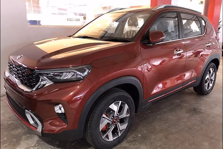 Ngoài Kia Sonet, một mẫu xe khác cùng phân khúc cũng rục rịch ra mắt Việt Nam là Toyota Razie. Mẫu xe này đã được Toyota đăng ký quyền bảo hộ kiểu dáng công nghiệp với Cục Sở hữu Trí tuệ Việt Nam tuy nhiên đến thời điểm hiện tại vẫn chưa có thông tin gì thêm. 