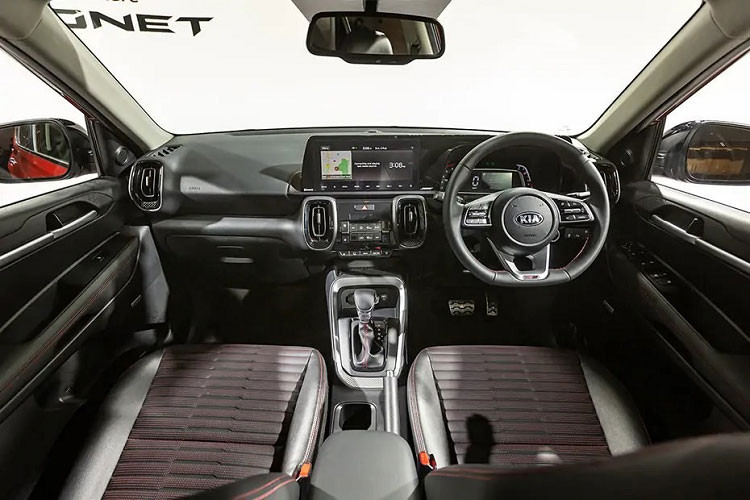 Về nội thất, thiết kế bên trong của Kia Sonet cũng có nhiều điểm tương đồng với người anh Kia Seltos. Tại Indonesia, mẫu xe này có màn hình giải trí kích cỡ 8 inch cho bản 5 chỗ và loại 10,25 inch cho bản 7 chỗ và đều có kết nối Apple CarPlay/Android Auto.