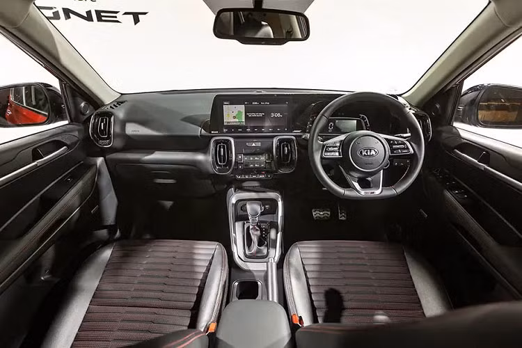 Về nội thất, thiết kế bên trong của Kia Sonet cũng có nhiều điểm tương đồng với người anh Kia Seltos. Tại Indonesia, mẫu xe này có màn hình giải trí kích cỡ 8 inch cho bản 5 chỗ và loại 10,25 inch cho bản 7 chỗ và đều có kết nối Apple CarPlay/Android Auto.