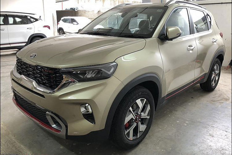 Sau gần 2 tháng chạy thử và xuất hiện trên các trang báo cũng như mạng xã hội Việt Nam, mới đây Kia Sonet 2021 mới tiếp tục lộ thông tin đáng chú ý. Cụ thể các tư vấn bán hàng tại một số đại lý chính hãng cho hay, mẫu SUV đô thị cỡ nhỏ này đã được lên kê hoạch ra mắt vào tháng 9 tới đây và có thể sẽ có 3 phiên bản.