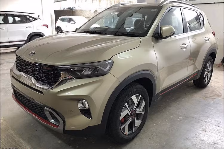 Sau gần 2 tháng chạy thử và xuất hiện trên các trang báo cũng như mạng xã hội Việt Nam, mới đây Kia Sonet 2021 mới tiếp tục lộ thông tin đáng chú ý. Cụ thể các tư vấn bán hàng tại một số đại lý chính hãng cho hay, mẫu SUV đô thị cỡ nhỏ này đã được lên kê hoạch ra mắt vào tháng 9 tới đây và có thể sẽ có 3 phiên bản.