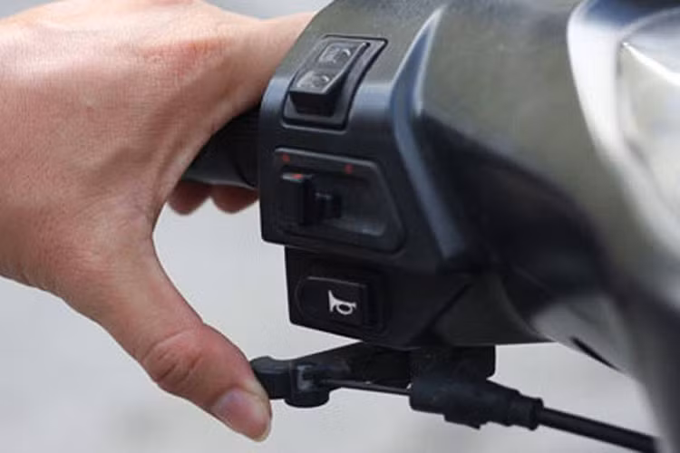 Xe tay ga, trước khi đề máy, hãy bật chìa khóa điện và kéo tay ga vài lần.