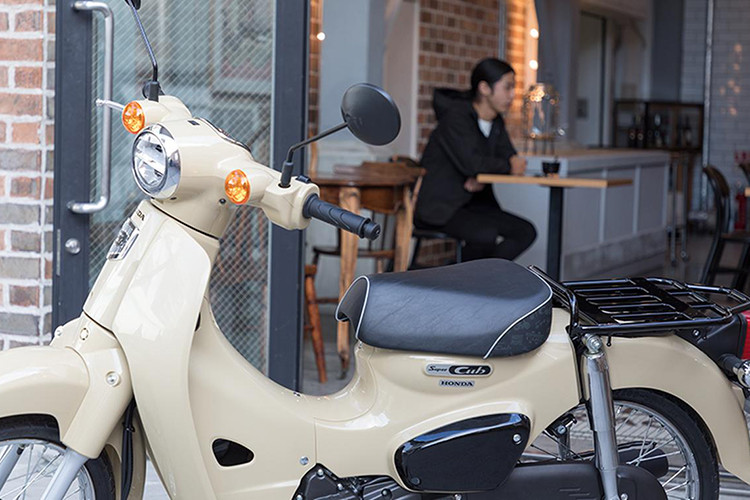 Hệ thống khoá điện trên xe vẫn không thay đổi so với những mẫu xe máy mới của Honda hiện nay, vẫn dạng chìa. Cụm công tắc bên phải của xe chỉ có nút đề, không có nút đèn pha - đặc điểm của xe máy Honda đời mới.