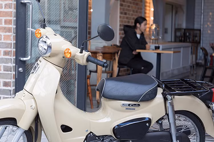 Hệ thống khoá điện trên xe vẫn không thay đổi so với những mẫu xe máy mới của Honda hiện nay, vẫn dạng chìa. Cụm công tắc bên phải của xe chỉ có nút đề, không có nút đèn pha - đặc điểm của xe máy Honda đời mới.