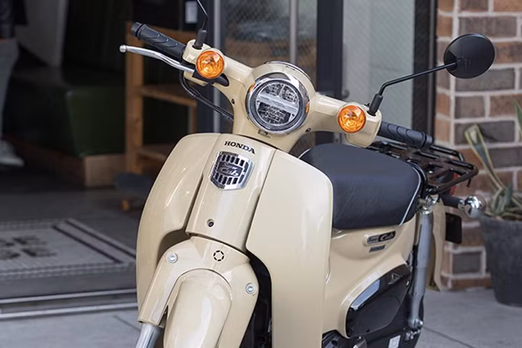 Vốn được lấy cảm hứng từ những phiên bản xe máy Honda Super Cub đầu tiên "đình đám" của mình. Trên phiên bản đặc biệt này, thân xe thiết kế kiểu cơ bản, mặt nạ và phần đầu xe lại chịu ảnh hưởng của thế hệ Super Cub thứ 4. Tuy nhiên, xe hiện đại hơn với đèn pha LED 2 tầng.