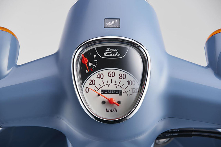 Trên phiên bản mới này, đồng hồ công tơ mét của xe vẫn không thay đổi quá nhiều, vẫn là dạng cơ với đồng hồ đo tốc độ, báo xăng... Các nút bấm điều khiển trên xe không thay đổi,vẫn mang thiết kế mới của Honda.